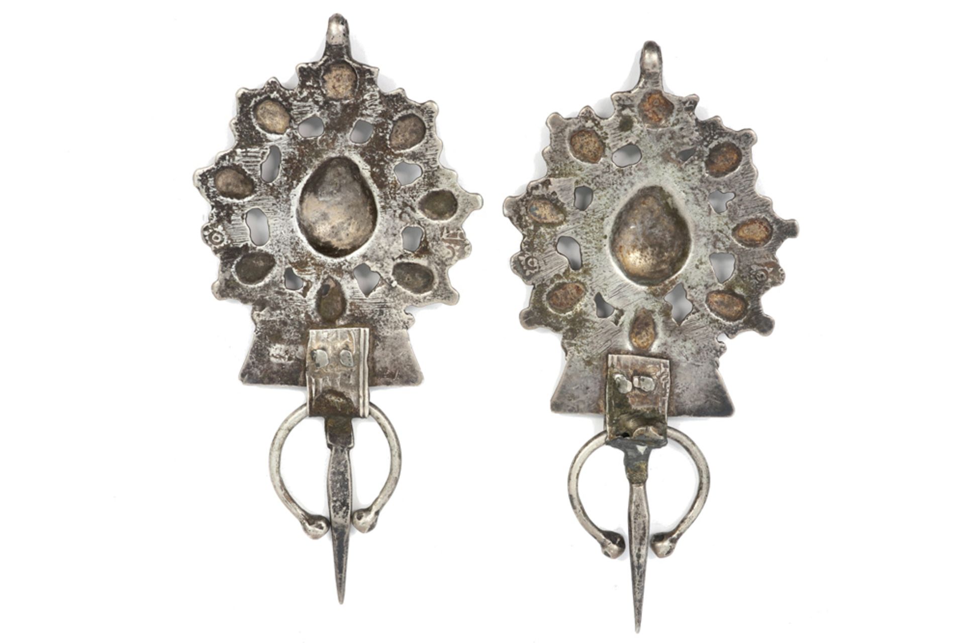 pair of antique Moroccon "Berber" fibulae from the Rif regio in a silver alloy || Paar antieke - Image 2 of 2