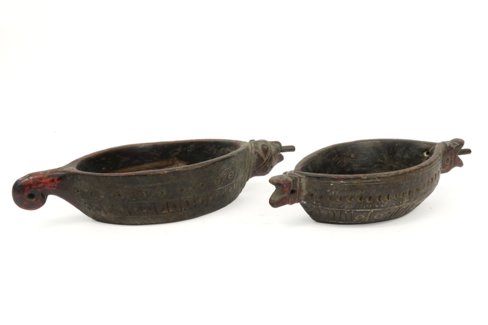 two Naga bowls in wood || Lot van twee schaaltjes van de Naga in hout telkens met grepen in de - Image 2 of 3
