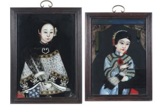 pendant of two framed Chinese glass paintings || Twee ingekaderde Chinese églomisé-schilderingen