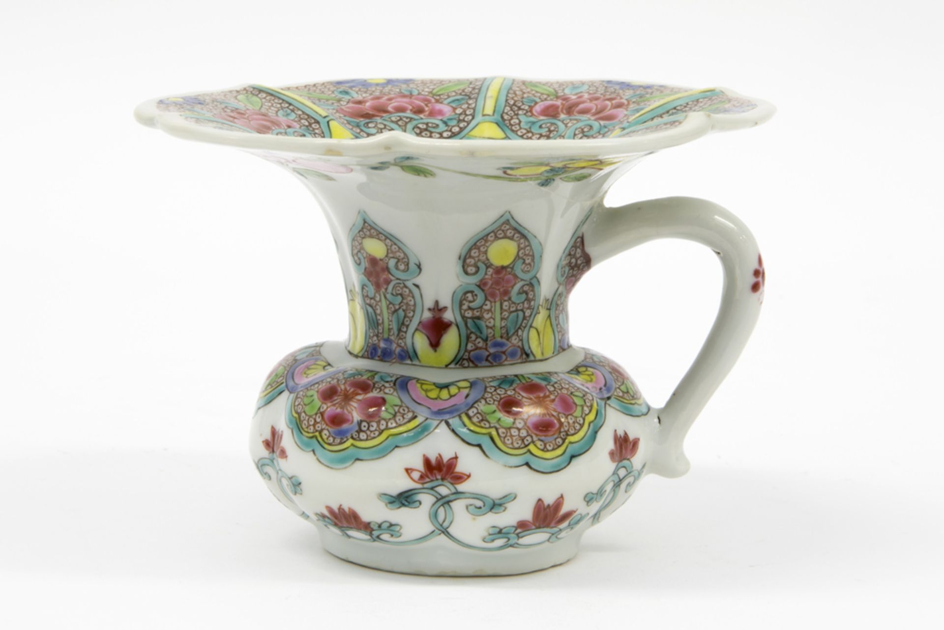 beautiful 18th Cent. Chinese spittoon in porcelain with a very nice floral 'Famille Rose' decor || - Bild 4 aus 6
