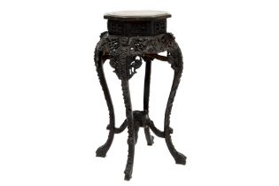 antique Chinese pedestal in carved wood with marble top || Antieke Chinese piedestalle/bijzettafel