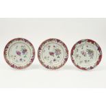 series of three 18th Cent. Chinese plates in porcelain with a floral 'Famille Rose' decor || Serie