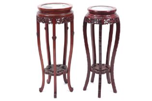 two Chinese pedestals in rose-wood with marble top || Lot van twee Chinese piédestalles in rozenhout