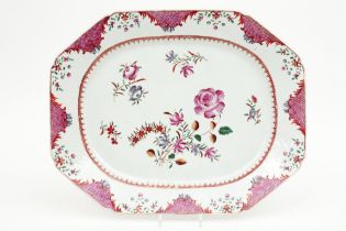 18th Cent. octogonal Chinese dish in porcelain with 'Famille Rose' flower decor || Achttiende eeuwse
