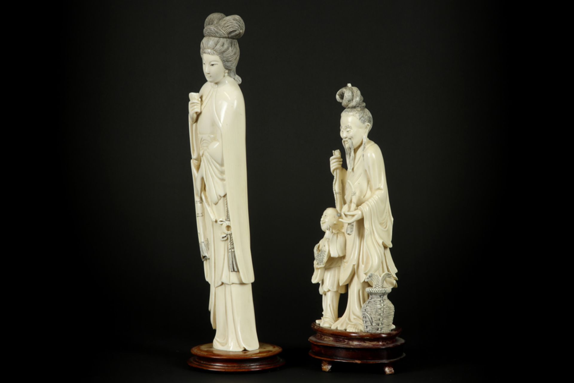 two old Chinese sculptures in ivory - with EU CITES certification || Lot van twee Chinese sculpturen - Bild 2 aus 6