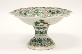 antique Chinese tazza in porcelain with a Famille Verte decor with flowers and with figures ||
