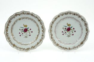 pair of 18th Cent. Chinese plates in porcelain with a floral 'Famille Rose' decor || Paar achttiende