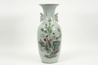 Chinese Republic period vase in porcelain with a polychrome decor with two ladies in a garden ||