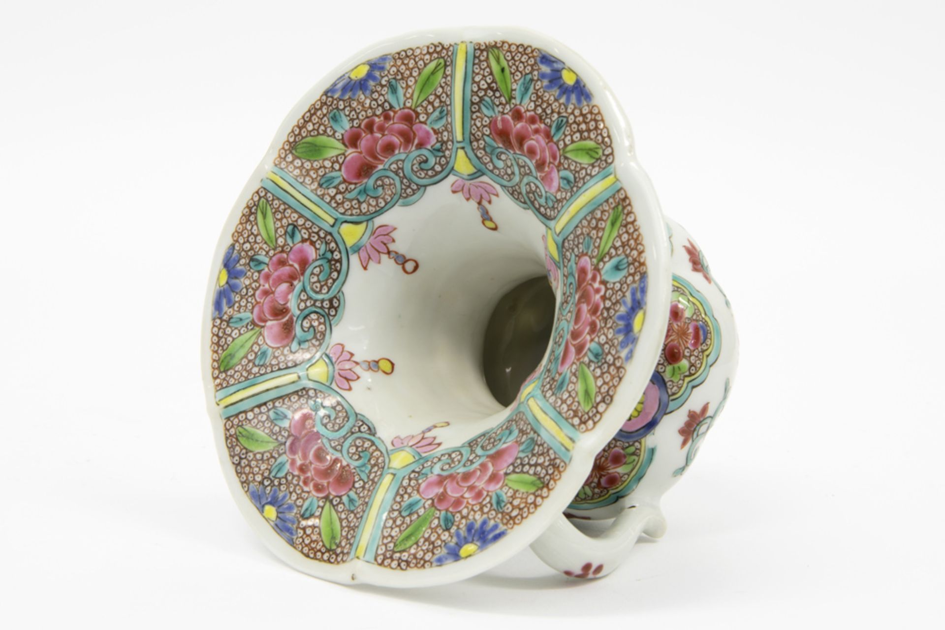 beautiful 18th Cent. Chinese spittoon in porcelain with a very nice floral 'Famille Rose' decor || - Bild 5 aus 6