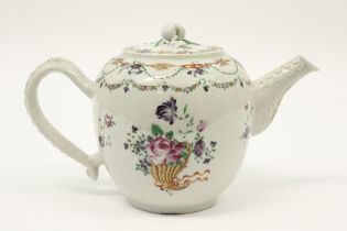 18th Cent. Chinese teapot in porcelain with a Famille Rose decor with flowers, festoons, fruit and