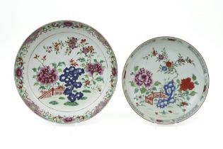 two 18th Cent. Chinese dishes in porcelain with a 'Famille Rose' garden decor || Lot van twee