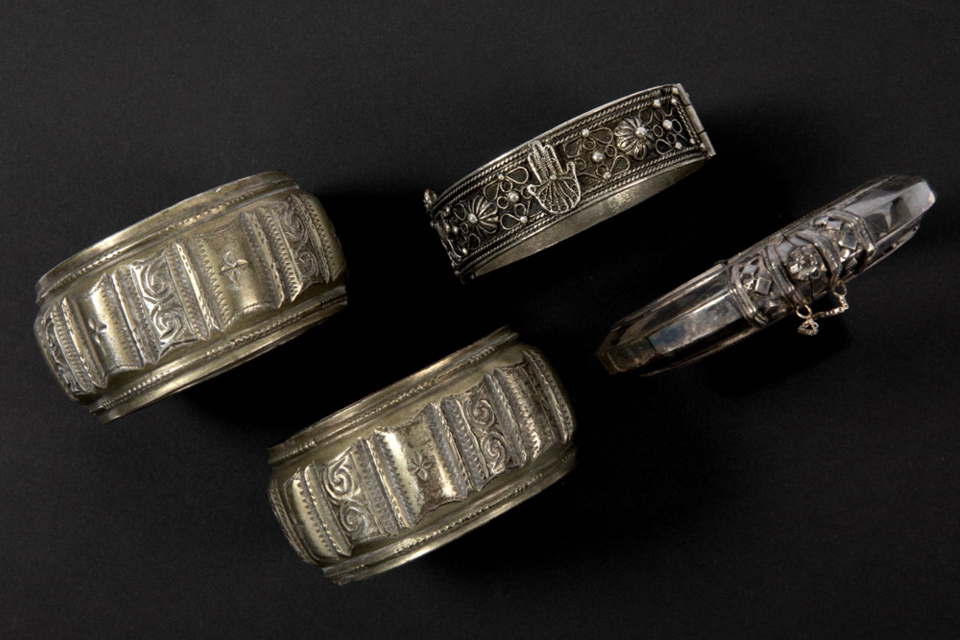 four "Berber" bangles in a silver alloy || Lot van vier "Berber" bracelets in een zilverlegering -