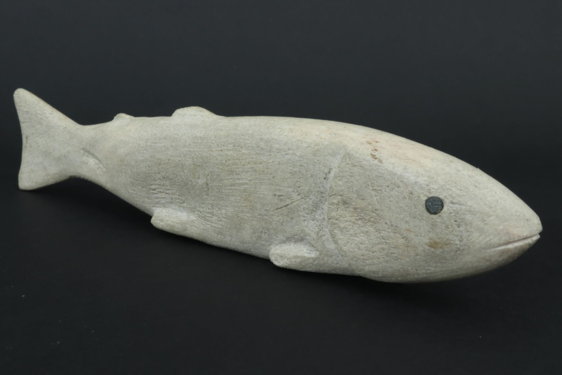 several Inuit items amongst which a bone fish and a fishhook || Lot Inuit artefacten waaronder een - Image 4 of 4