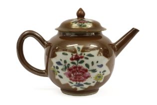 18th Cent. Chinese teapot in 'Capucin (café au lait)' porcelain with Famille Rose decor with flowers