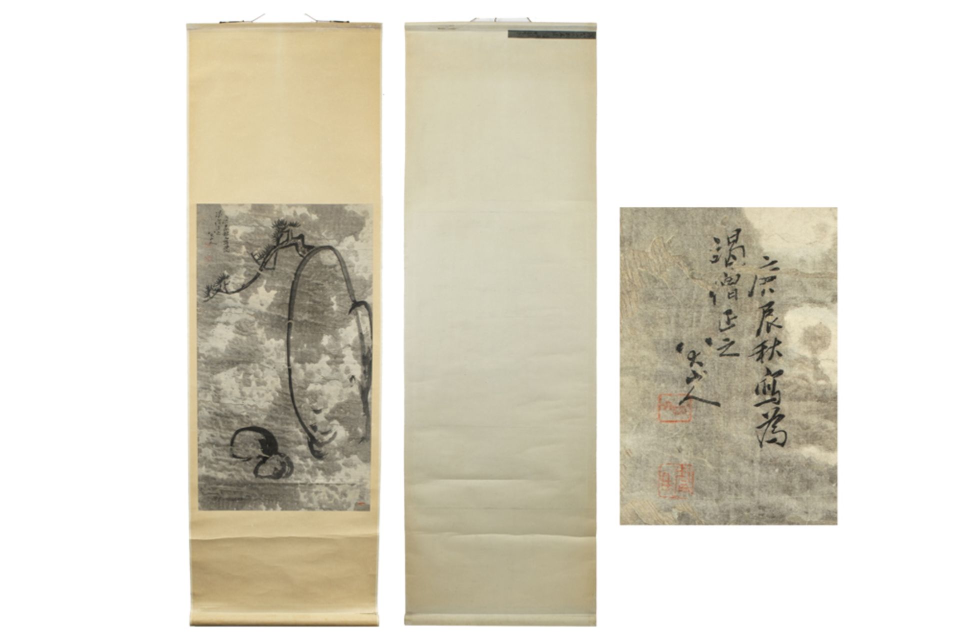 antique Chinese scroll with a black and white painting with a branch with leafs || Antieke Chinese