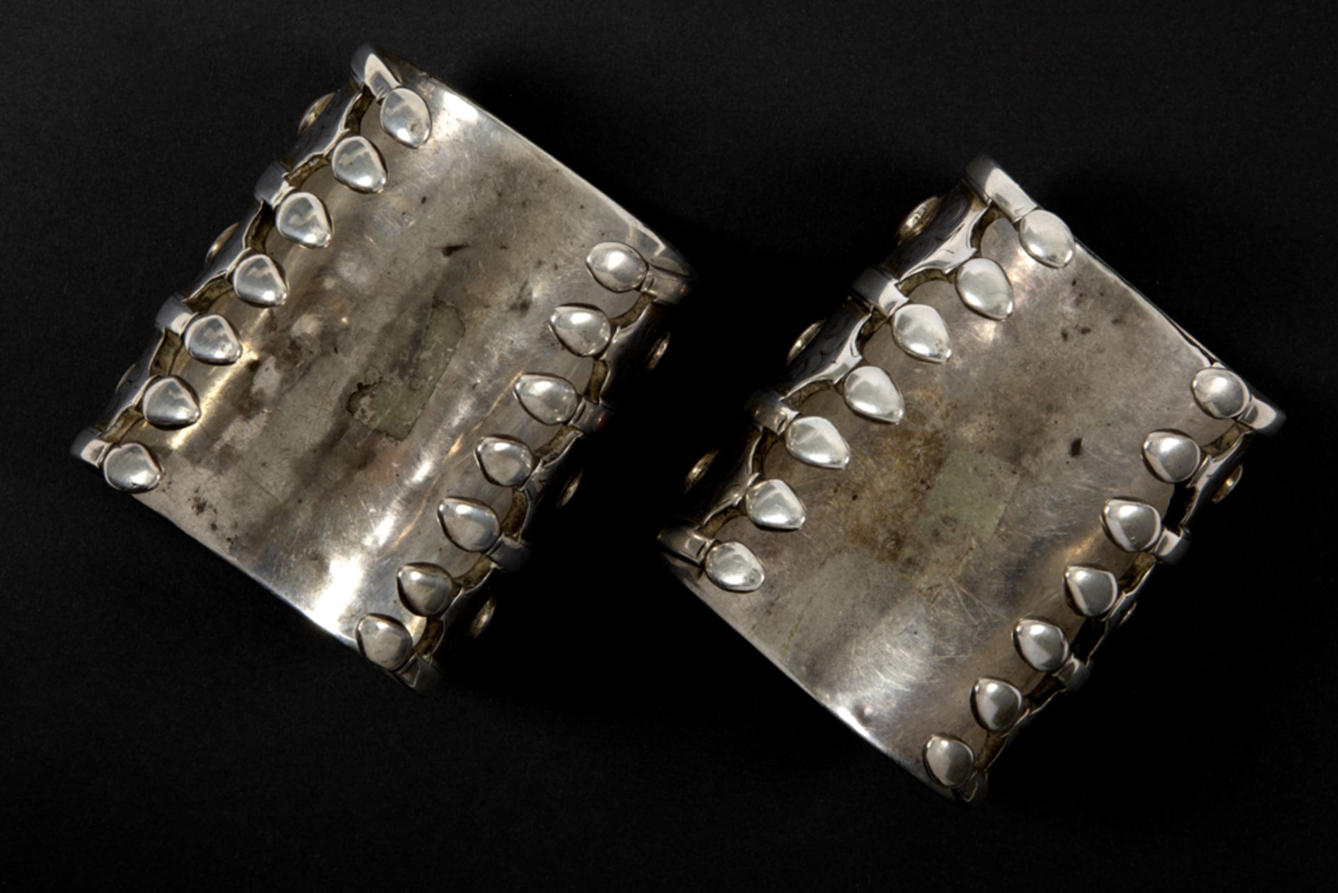 pair of antique Turkmen silver bracelets with carnelians || Paar antieke Turkmeense armbanden in - Bild 2 aus 3