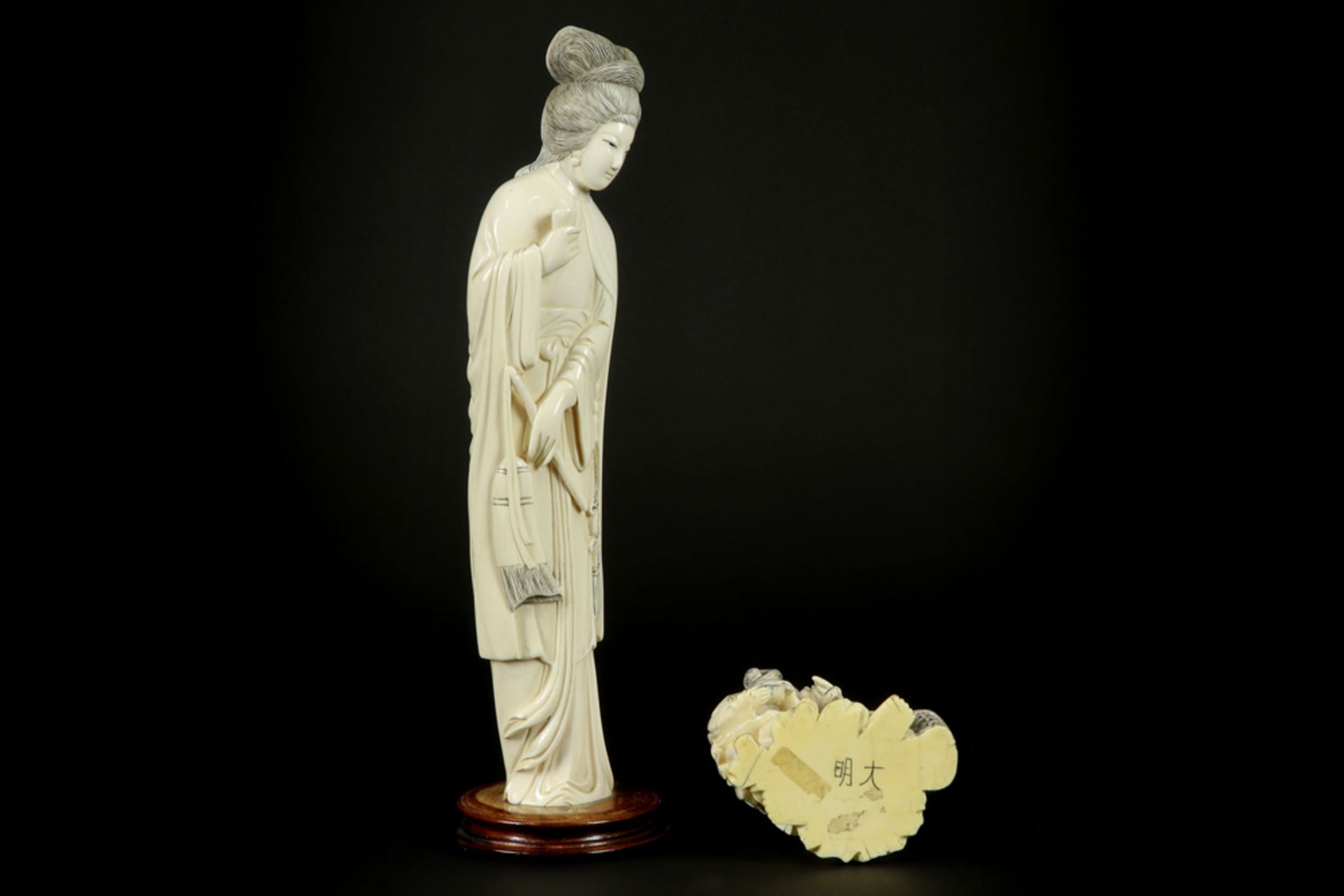 two old Chinese sculptures in ivory - with EU CITES certification || Lot van twee Chinese sculpturen - Bild 5 aus 6
