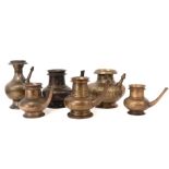 six 18th/19th Cent. South Indian "Iota" water pitchers in bronze || INDIA / KERALA - 18°/19° EEUW
