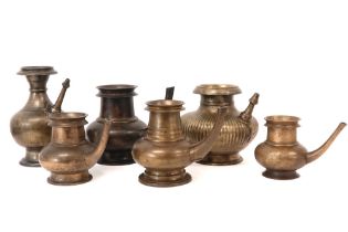 six 18th/19th Cent. South Indian "Iota" water pitchers in bronze || INDIA / KERALA - 18°/19° EEUW