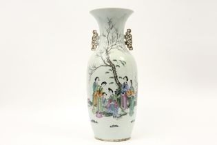 Chinese vase in porcelain with a polychrome decor with court ladies in a garden || Chinese vaas in