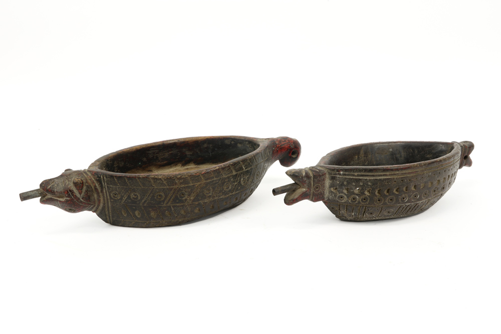 two Naga bowls in wood || Lot van twee schaaltjes van de Naga in hout telkens met grepen in de