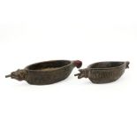 two Naga bowls in wood || Lot van twee schaaltjes van de Naga in hout telkens met grepen in de