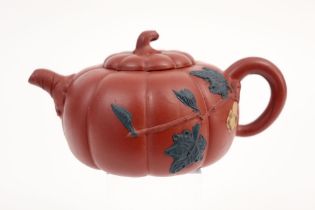 Chinese tea pot in marked Yixing earthenware || Chinese theepot in gemerkt "Yixing" aardewerk -