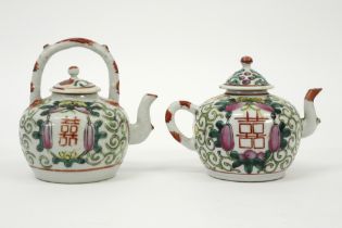 two antique Chinese tea pots in porcelain with a polychrome decor || Lot van twee antieke Chinese