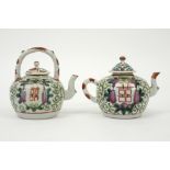 two antique Chinese tea pots in porcelain with a polychrome decor || Lot van twee antieke Chinese