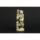 old Chinese "Farmer with child" sculpture in ivory - with EU CITES certification || Oude Chinese