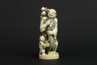 old Chinese "Farmer with child" sculpture in ivory - with EU CITES certification || Oude Chinese