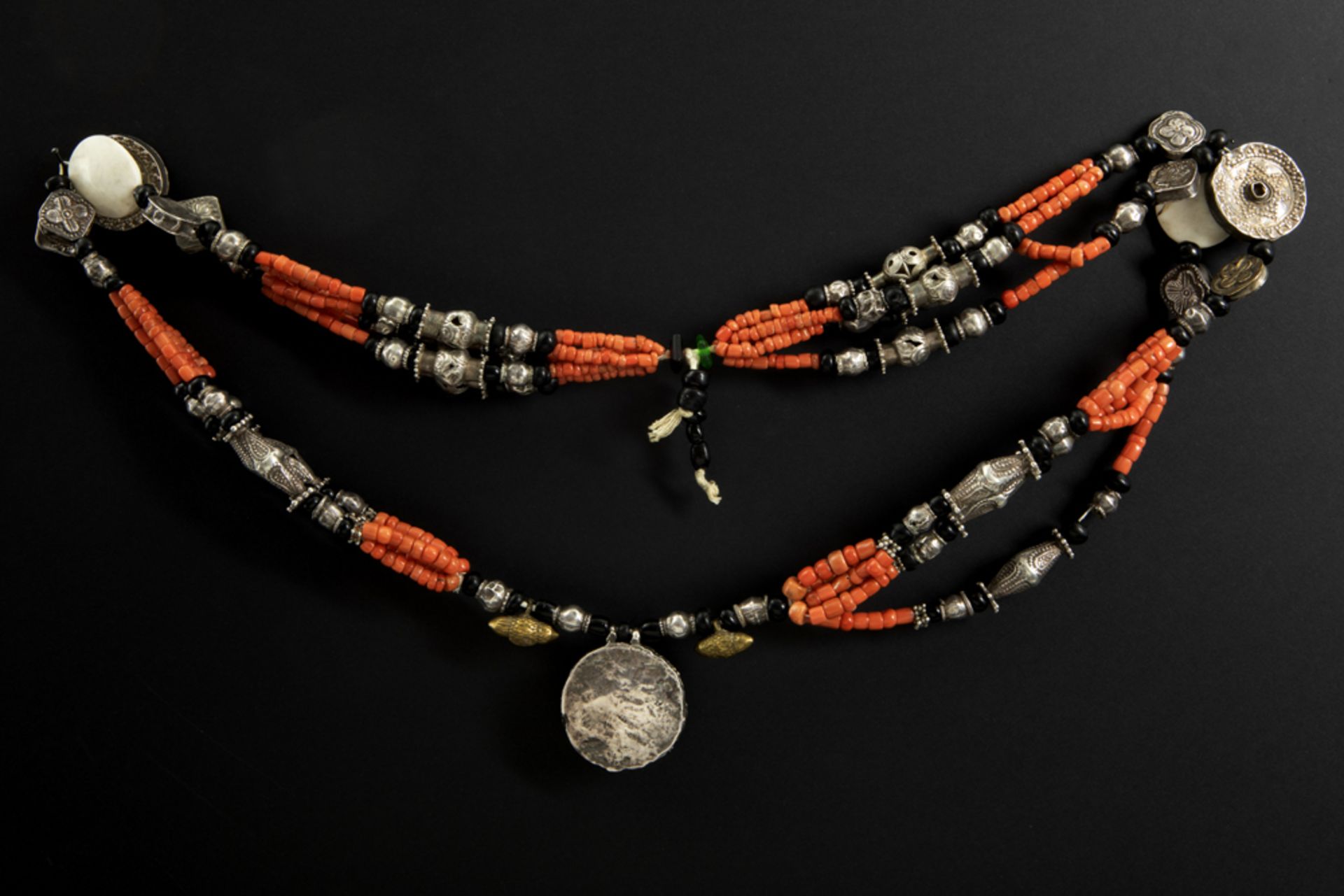 North African Berber silver necklace with beads in coral, bone and silver || Noord-Afrikaanse Berber - Image 2 of 2