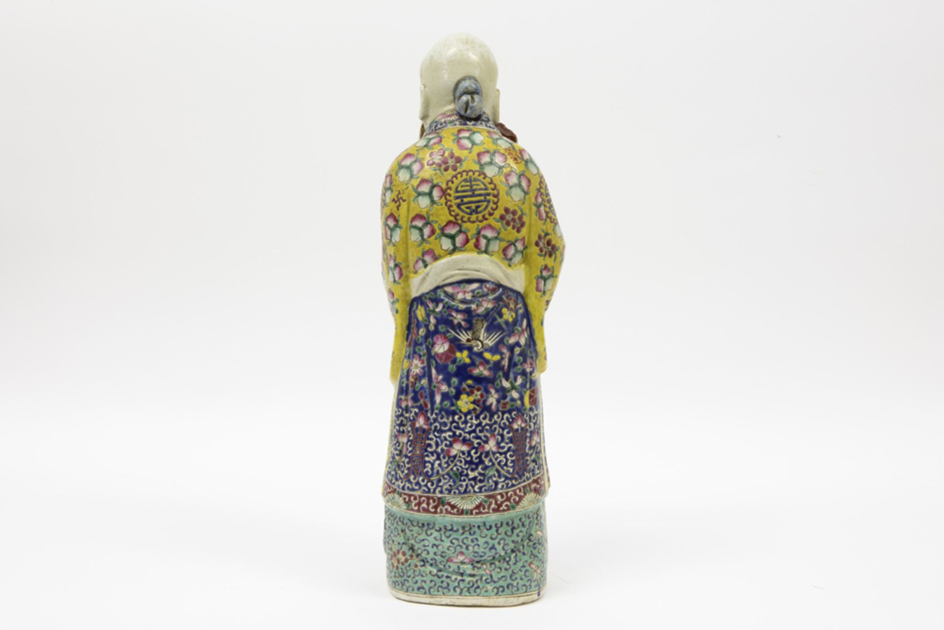 antique Chinese "Sage" sculpture in marked and polychromed porcelain || Antieke Chinese sculptuur in - Image 4 of 4