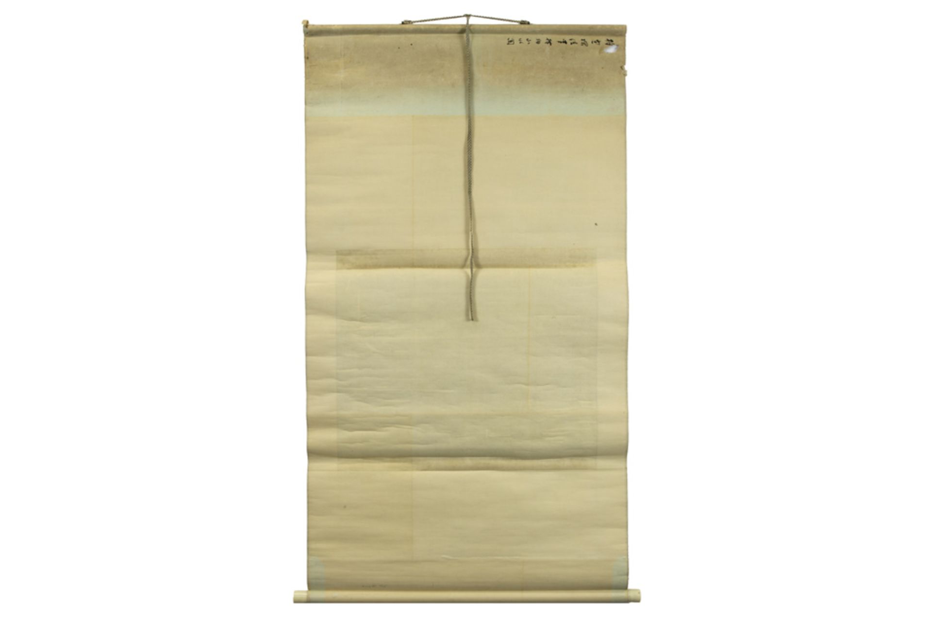Chinese scroll with an antique black ink painting with a landscape || Chinese rol met antieke - Image 3 of 5