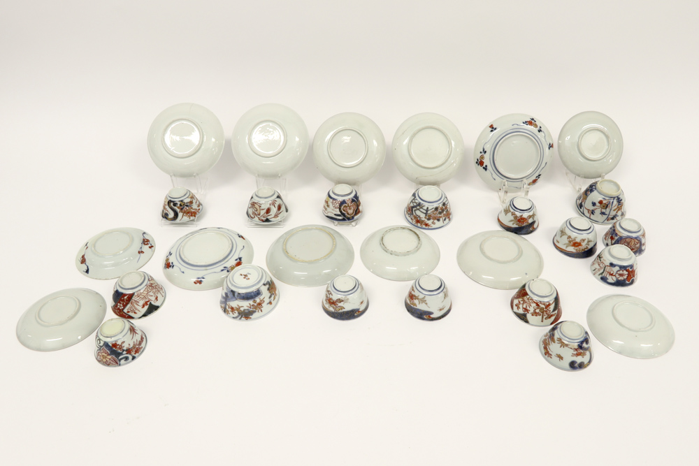 twenty nine 18th Cent. Chinese cups and saucers in porcelain with Imari decor || Vrij groot (29) lot - Image 2 of 2