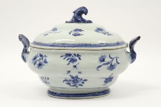 18th Cent. Chinese lidded tureen in porcelain with a floral blue-white decor - with nice shell-