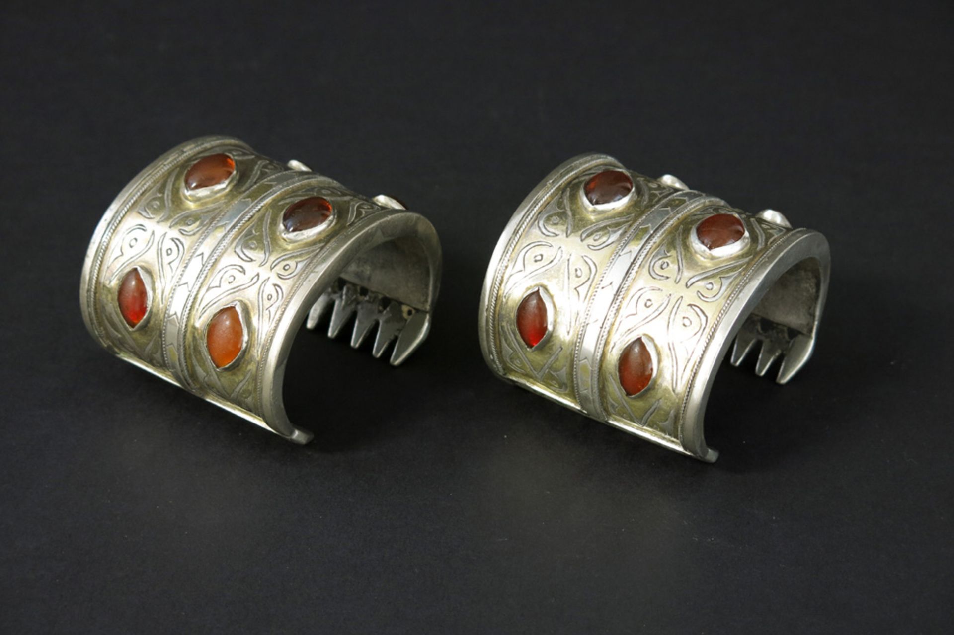 pair of antique Turkmen silver bracelets with carnelians || Paar antieke Turkmeense armbanden in