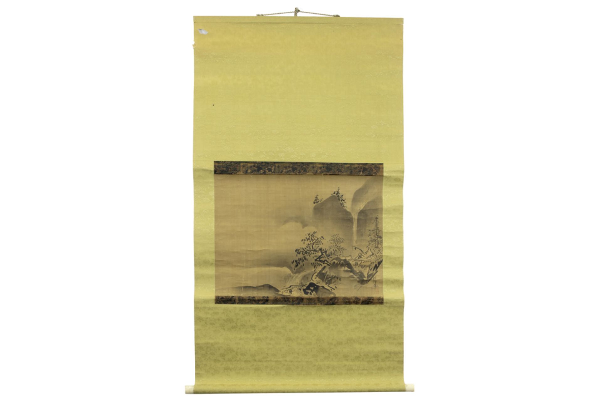 Chinese scroll with an antique black ink painting with a landscape || Chinese rol met antieke - Image 2 of 5