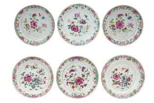 six 18th Cent. Chinese plates in porcelain with a floral 'Famille Rose' decor || Lot van zes