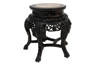 antique Chinese pedestal in carved wood with marble top || Antieke Chinese piedestalle/bijzettafel