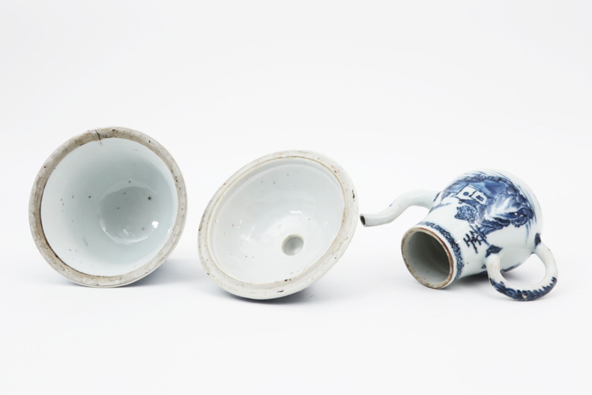 two pieces of 18th Cent. Chinese porcelain with a blue-white dcor : a small jug and a Kang Hsi - Image 3 of 4