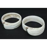 pair of Indonesian Borneo bangles in shell (with vegetal resin) || INDONESIË - BORNEO paar armbanden