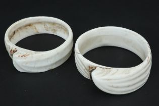 pair of Indonesian Borneo bangles in shell (with vegetal resin) || INDONESIË - BORNEO paar armbanden