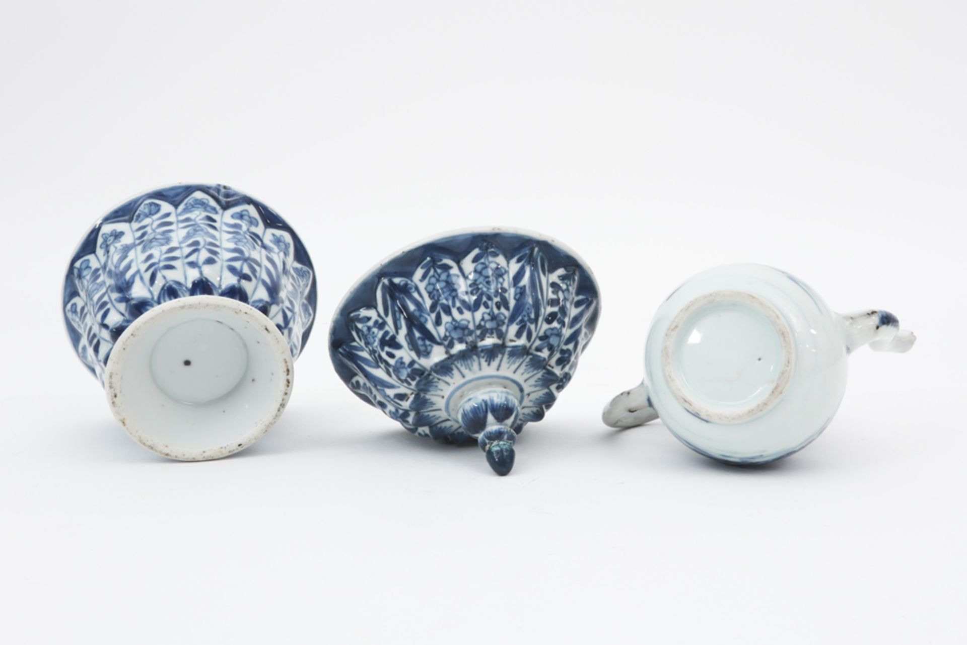 two pieces of 18th Cent. Chinese porcelain with a blue-white dcor : a small jug and a Kang Hsi - Image 4 of 4