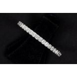 ring in white gold (18 carat) with ca 0,20 carat of very high quality brilliant cut diamonds ||