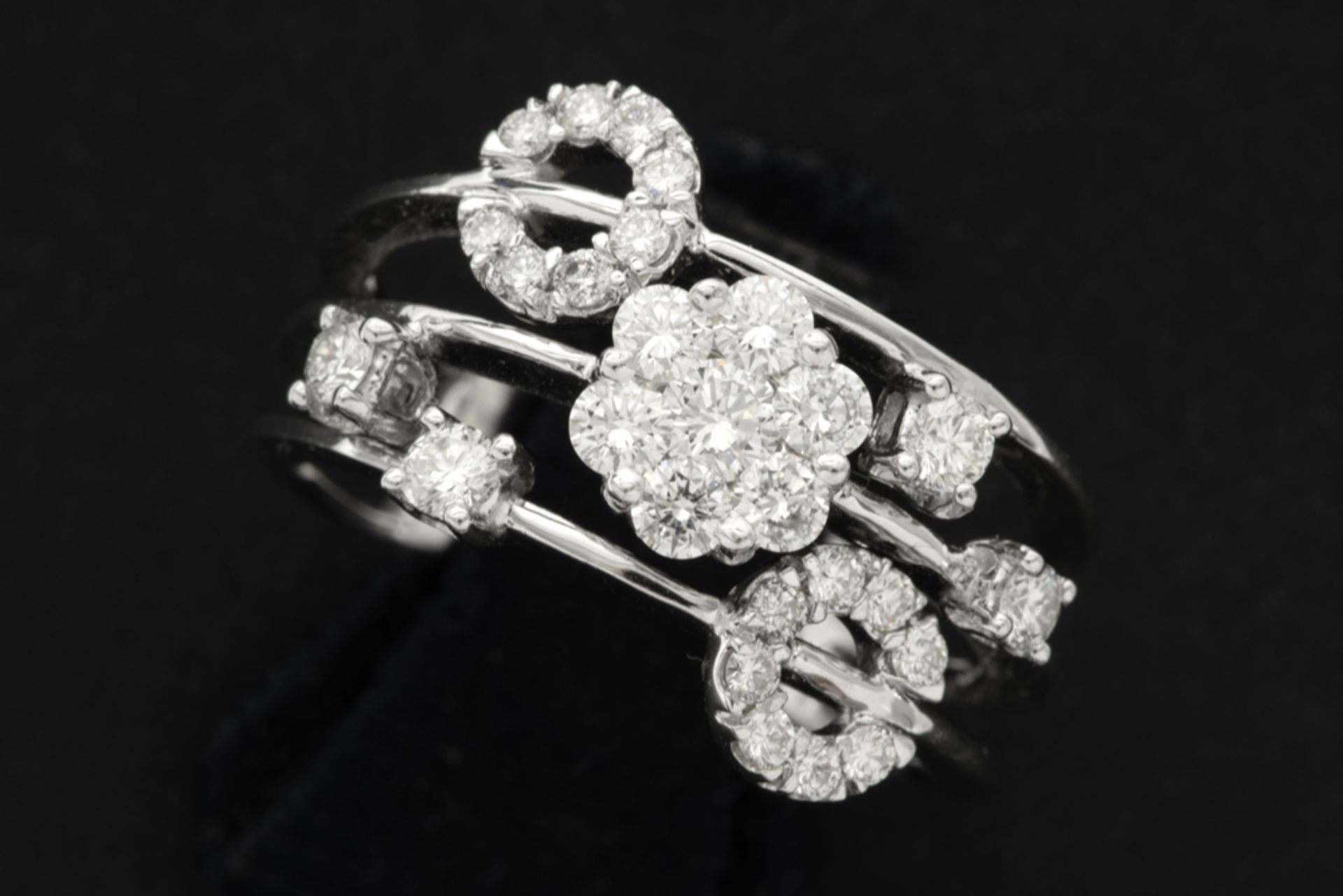 ring in white gold (18 carat) with 1 carat of high quality brilliant cut diamonds || Ring in witgoud