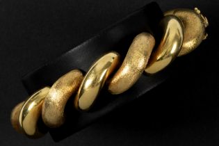 vintage bracelet with alternating matted and polished links in yellow gold (18 carat) || Mooi