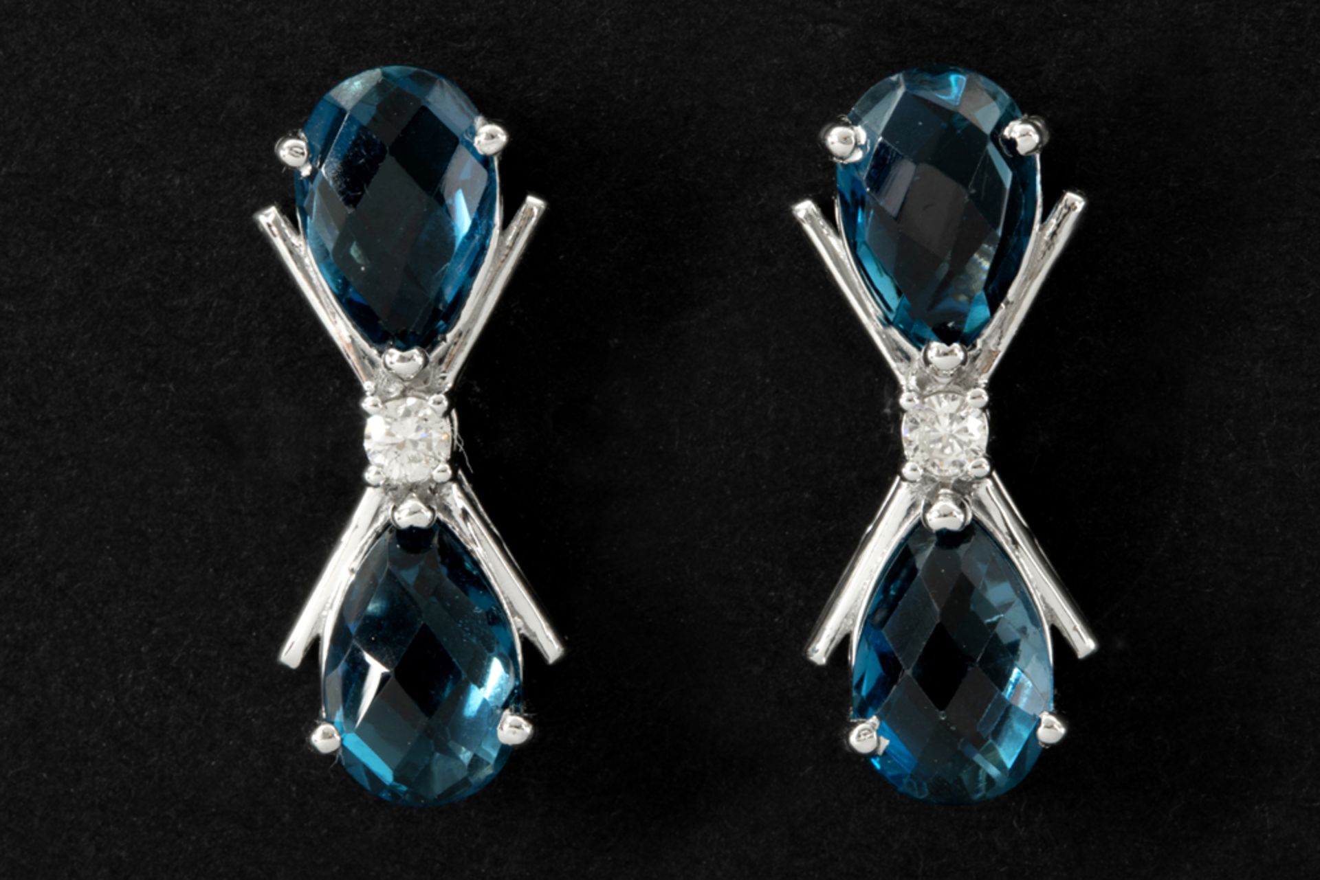 pair of X-shaped earrings in white gold (18 carat) with more then 7 carat of London Topaz with the