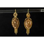 antique pair of Dutch marked earrings in yellow gold (14 carat) with fine filigree work || Antiek