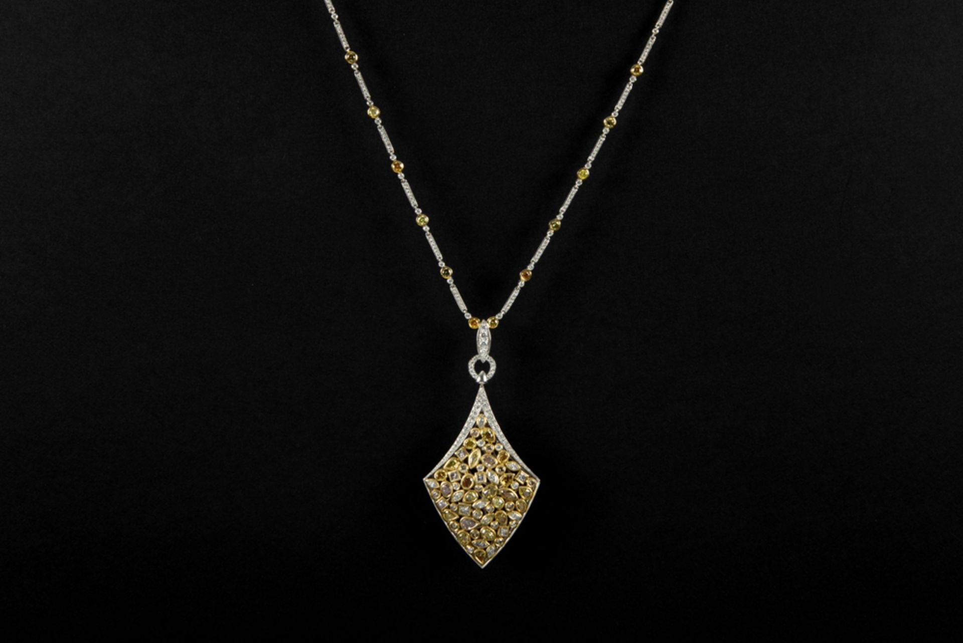 superb pendant with its necklace in yellow and white gold (18 carat) with ca 12 carat of white (G) - Bild 2 aus 3